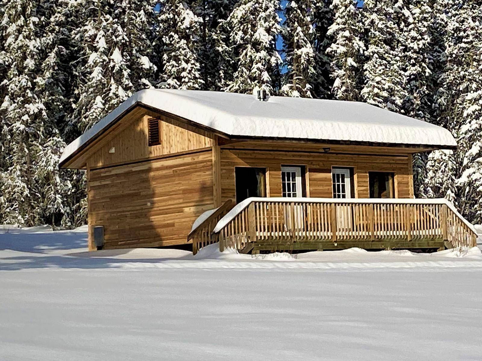 Front view of a standard lakefront cabin with 2 queen size beds in deep winter 