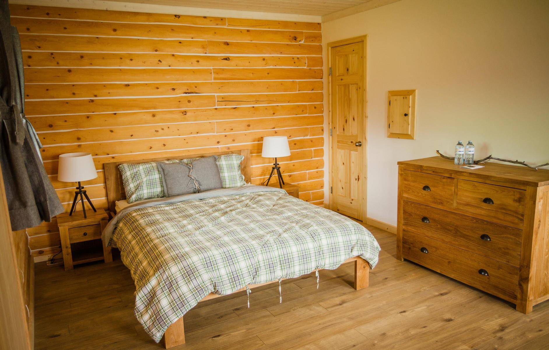 Bedroom at standard cabin, queensize bed